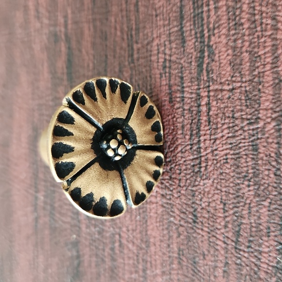 Knobs- PairJakarta Small Flower Knobs - Antique Gold (2) - Picture 2 of 7